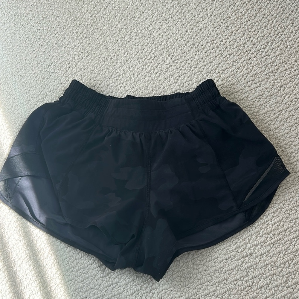 Lululemon Hotty hot 2.5 shorts